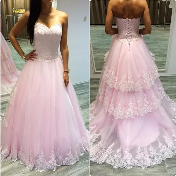 Princess Różowy Prom Dresses Długie Formalne Wieczorowe Suknie Party Vintage Koronkowe Aplikacje Top Sweetheart Neck Gorset Powrót Wielopiętrowy Spódnica Aplikacja