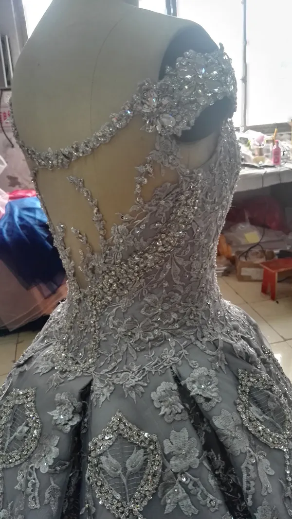 Luxuriöses Ballkleid-Hochzeitskleid, schulterfrei, glitzernde Kristalle, Perlen, Pailletten, Spitzenapplikationen, luxuriöse Brautkleider mit langer Schleppe