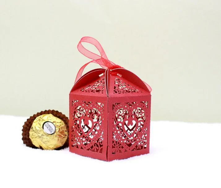 100 sztuk Laser Cut Hollow Heart Flower Candy Box Box Chocolates Pudełka ze wstążką do Wesele Party Baby Shower Favor Prezent