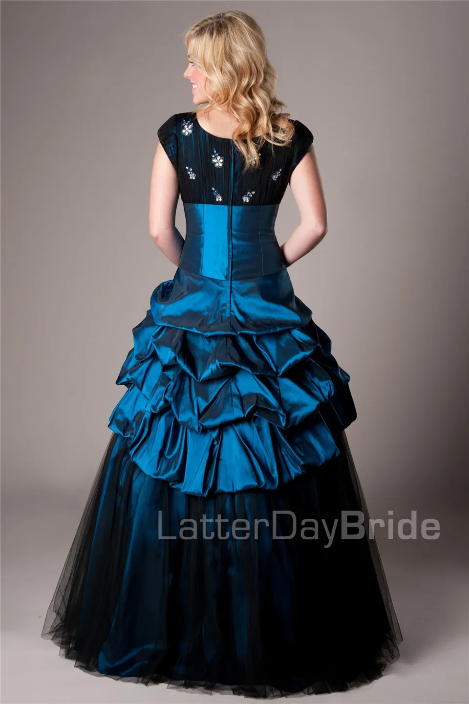 Royal Blue Black Long Ball Gown Modest Prom Klänningar med Cap Sleeves Vintage Kortärmad Taffeta Seniorer Puffy Prom Party Dresses