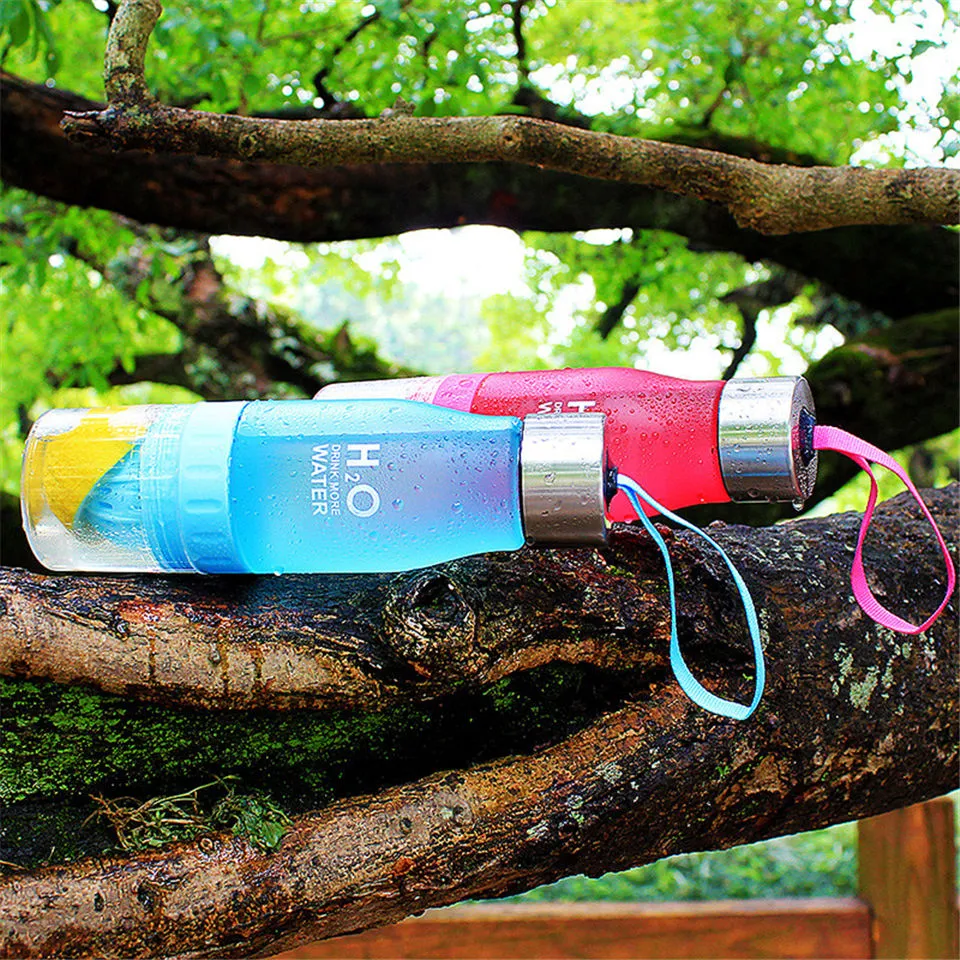 Esprimere bottiglie d'acqua di frutta con infusore da 650 ml di plastica in plastica BPA di succo di limone gratis shaker bottiglia campeggio sportivo con scatola colorata