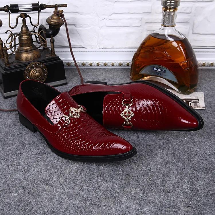 Venta caliente de lujo para hombre zapatos de vestir negros moda punta puntiaguda patrón de serpiente charol Slip On Boat Shoes Skull Charm 38-46