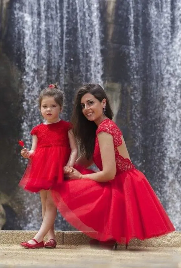 Populär mamma dotter formell klänning röd kort blomma flicka klänningar juvel nacke cap ärmar spets puffy tulle kjol öppna bakfestklänningar
