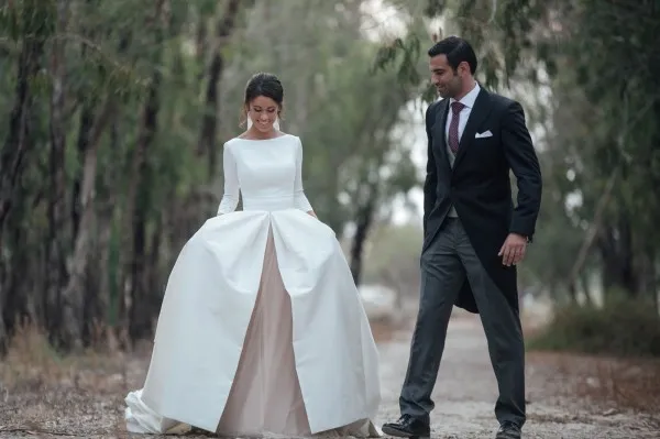 Robe de mariée de pays moderne manches bateau cou une ligne dos nu champagne tulle blanc ivoire robes de mariée avec long train