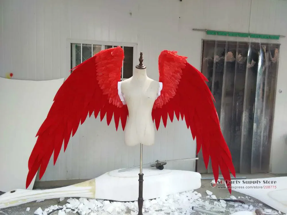 In costume bellissime ali d'angelo di piume di cartone animato bianco rosso la sfilata di moda Visualizza oggetti di scena riprese di nozze Costume di gioco Cosplay3007