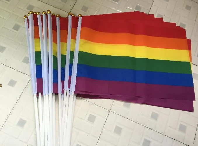 500 sztuk Ręcznie Fala Rainbow Flaga Gay Poliester Kolorowe Pride Peace Banner Prostokątne 14 x 21cm