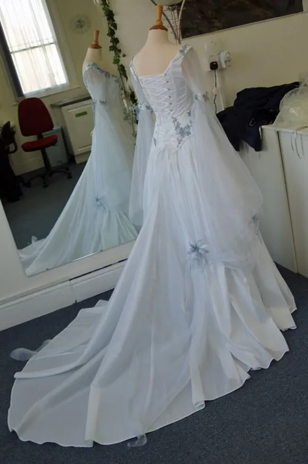 Abiti da sposa celtici vintage Abiti da sposa medievali colorati bianchi e blu pallido Scollo rotondo Corsetto maniche lunghe a campana Fiori applicati