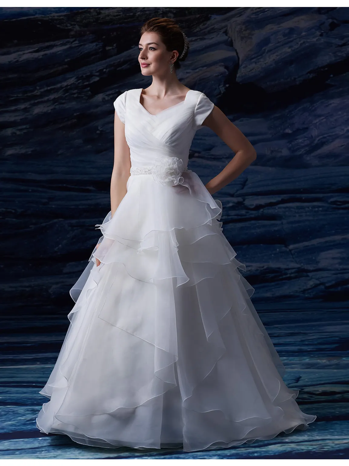 Ruffles Organza Abiti da sposa lunghi modesti con maniche ad aletta A-line Cintura con perline Bottoni Indietro Abiti da sposa country con pieghe Fiore