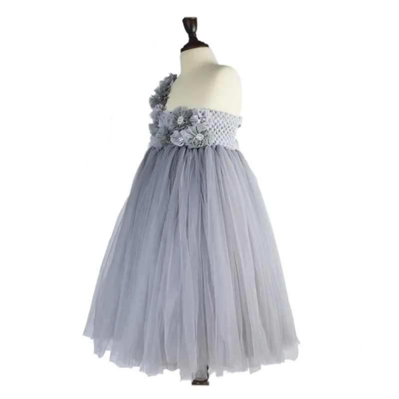 Billiga 3d blommiga applikationer Tulle Flower Girl Dress Bead One Shoulder Girls Pageant Klänningar Grå Enkla Formella Kappor För Strand Bröllop