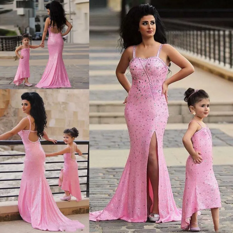 Preciosos vestidos de fiesta de bebé con cuentas de espagueti rosa, vestidos de niña de flores altos y bajos para boda, vestidos de desfile para niñas sin espalda para boda