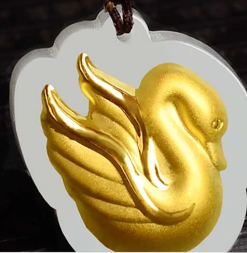 Lindas incrustações de ouro em xinjiang e tian jade - cisnes (pássaros). Pingente de colar de sorte.