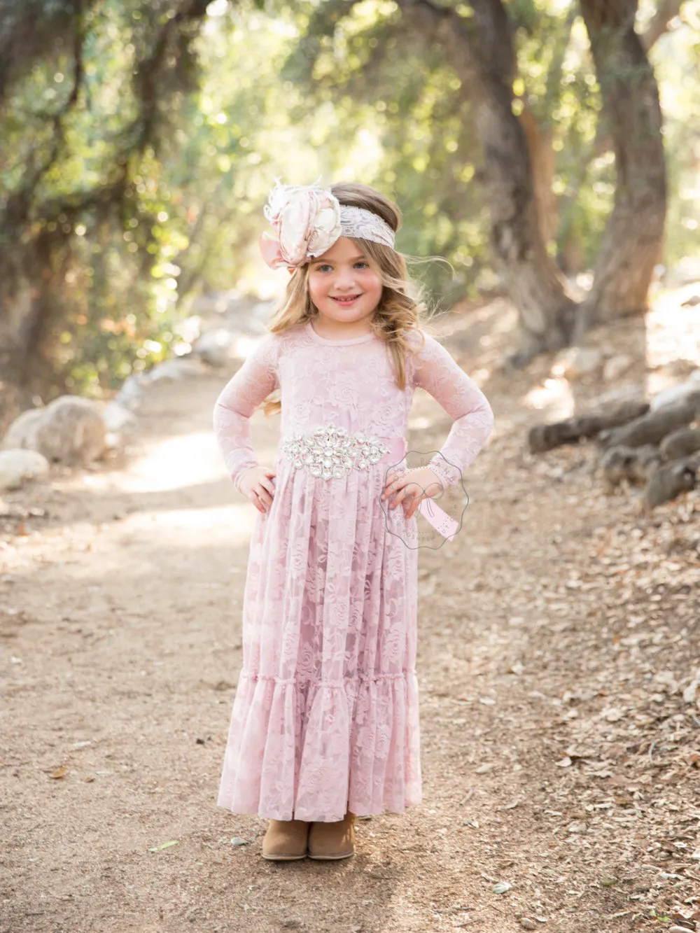 2019 Dusty Rose Flower Girls Abiti Boho Bohemian Country Beach Matrimoni con maniche lunghe Caviglia Abito da prima comunione Bambine