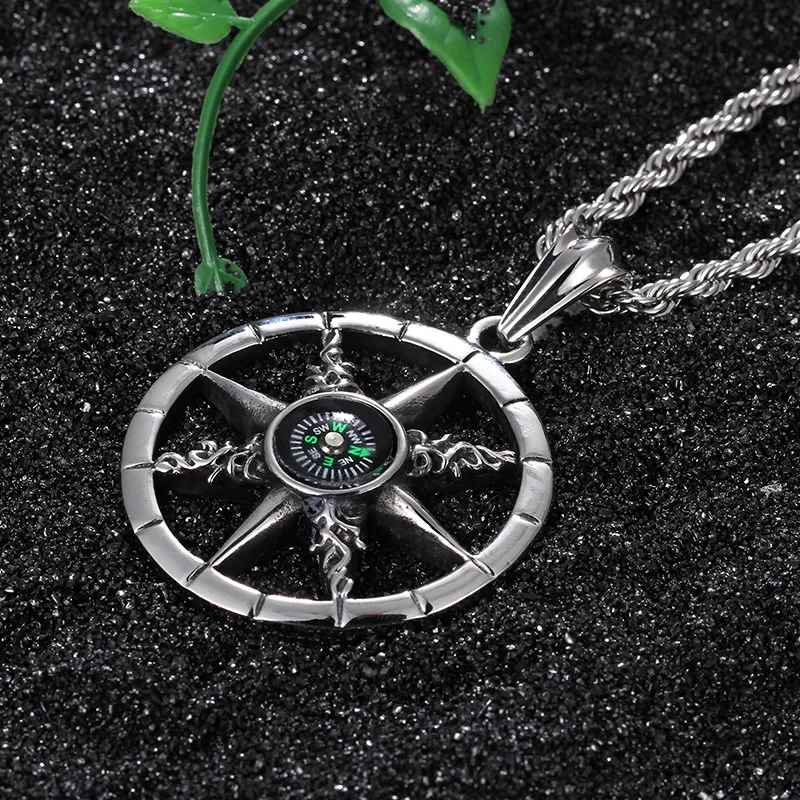 Ny design Bästa smycken gåva till vänner Toppkvalitet 316L Rostfritt stål Biker Cool Compass Pendants Mäns Vintage Necklace