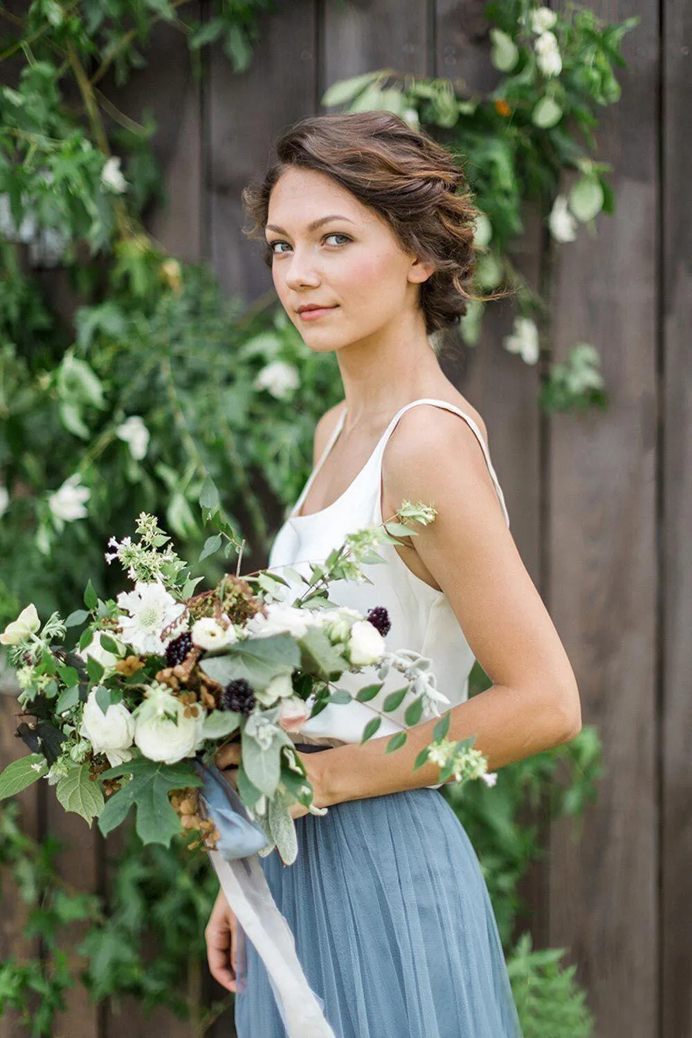 ヴィンテージの2トーンの花嫁介添人ドレス国の結婚式のメイドの名誉ドレススクープネックAラインホワイトとほこりっぽいブルーチュールロングフォーマルガウン