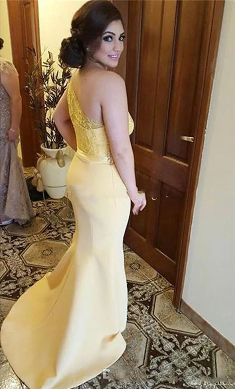 Light Yellow One Shoulder Bridesmaid Dresses Sheer Lace Bodice Button Side Cheap In Sorck Mermaid Formal Wedding Party Gowns