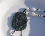 Mörkgrön jade handsnidade Draken världen Talisman halsband hängande oval