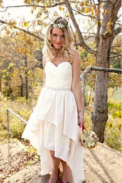 2017 Country Hi Low Wedding Dresses Cheap Sweetheart Ruched Tiered High Low Beach Bridal Gowns With Beaded Sash Custom Made EN8235