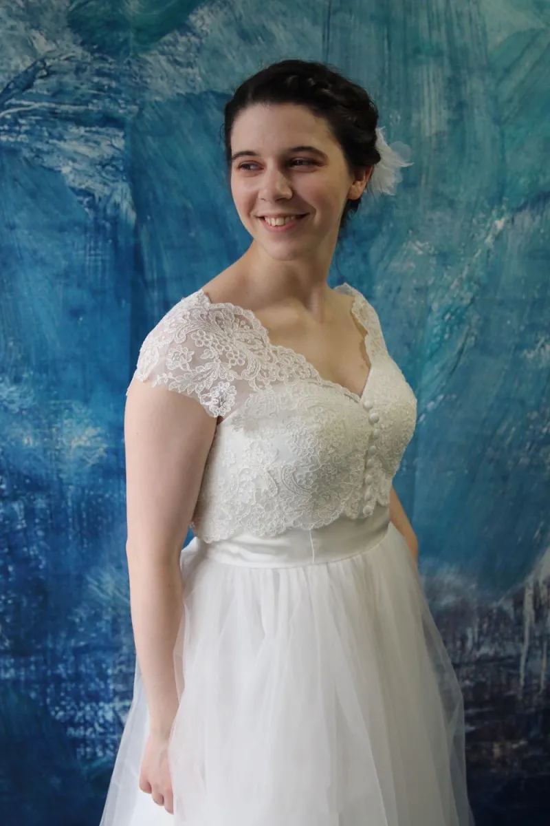 2019 Korta bröllopsklänningar jacka Vit spets upp Bridal Bolero Fascinator Custom Gjorda Full Lace Bride Tillbehör