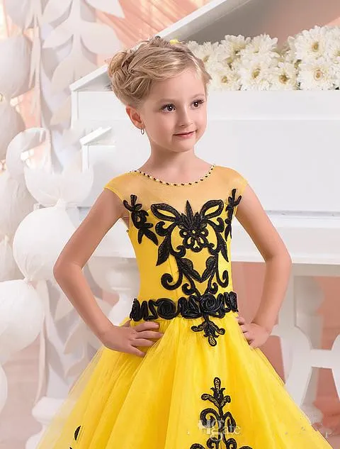 Nya gula flickor Pageant Dresses Juvelhals Kortlock ärmar svarta spetsar applikationer Tulle golvlängd Flower Girl Birthday Party D5026686
