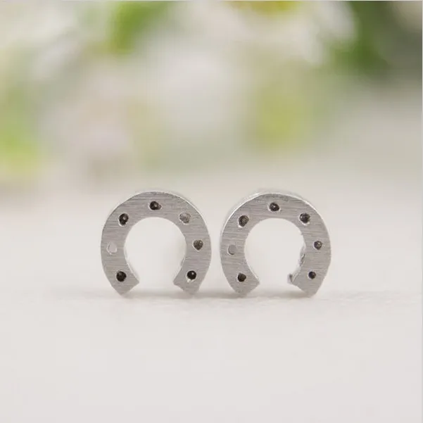 Specially designed for women's fashion horseshoe earrings, swallow stud earrings wholesale section woman the best gift