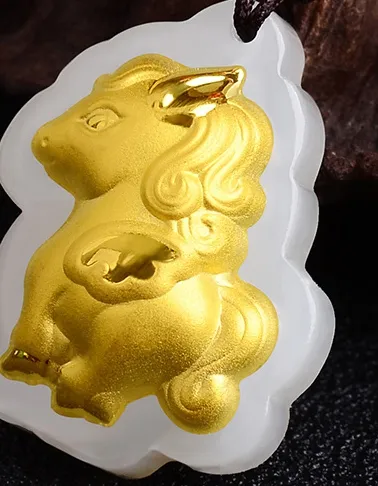 Collana e pendente con pendente e talismano zodiaco cinese (cartone animato) in giada intarsiata in oro