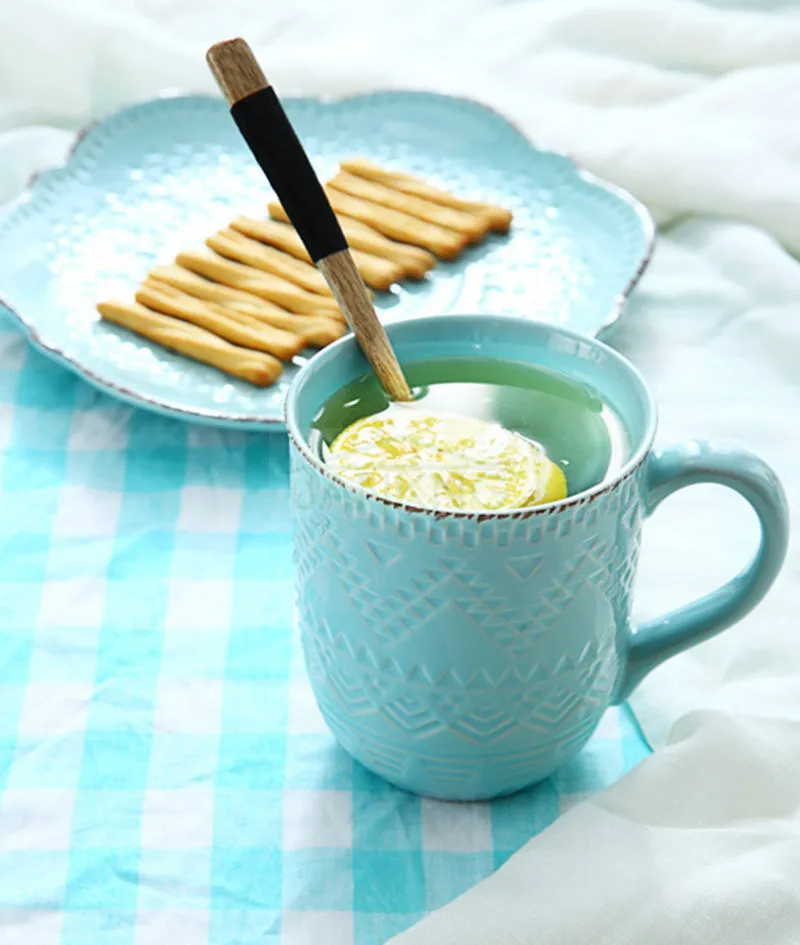 JANKNG 500 ml Relevo Artesanal Caneca de Cerâmica Copos Estilo Ocidental Garrafa De Água Azul Branco Leite De Café Chá Canecas de Aniversário Presente Da Menina