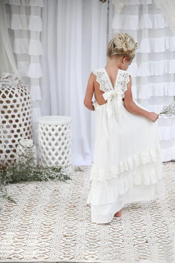 Romantische 2020 Neuankömmlinge Boho Blumenmädchenkleider für Hochzeit Günstiges V-Ausschnitt Chiffon Spitze abgestuftes formelles Kinderhochzeitskleid Custom M3763525
