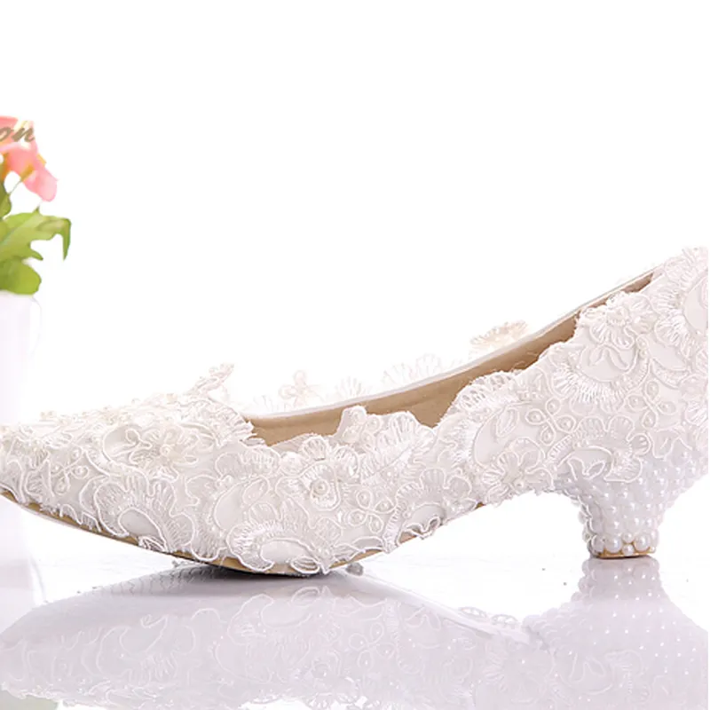 Ny stil Vit Lace Low Heel Wedding Bridal Pumps Kattunge Heel Bridesmaid Shoes Elegant Party Embellished Prom Skor Lady Dancing Shoes