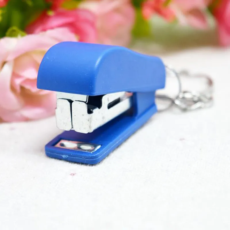 2017 Ny grossist Portable Häftklammer Användning För Skolkontor Keychain Mini Stapler Office Tillbehör Gratis frakt