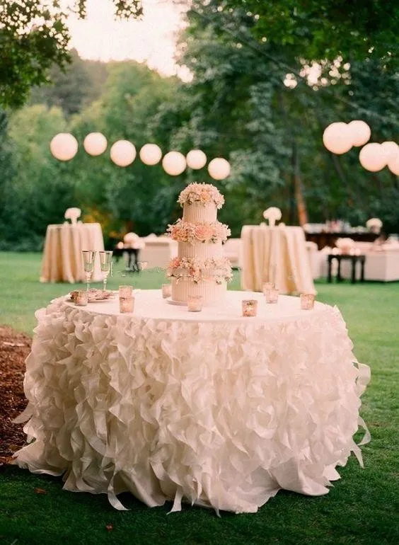 Decorazioni la tavola di nozze fatte a mano con gonna a balze romantiche di alta qualità Decorazioni di stoffa torta organizzate in avorio bianco su misura