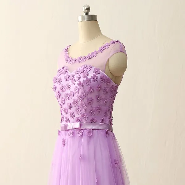 Fabulous Lilac Prom Klänningar Lång Sheer Scoop Neck Capped Beaded 3D Blommor Appliques Soft Tulle Corset Back Sweep Train Aftonklänning