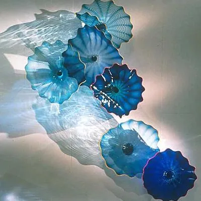 Piatti da appendere classici con lampade blu, design italiano, fiori soffiati a mano, arte, casa, hotel, piatti da parete in vetro decorativo