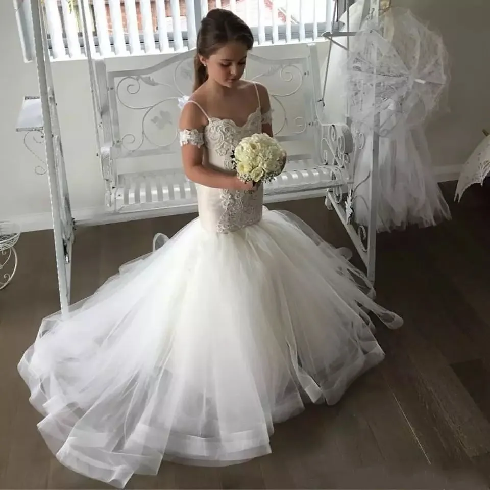 2022 Härlig sjöjungfru Tulle Flower Girl Dresses Spaghetti Straps Lace Button Back Kids Pageant Klänningar för bröllop