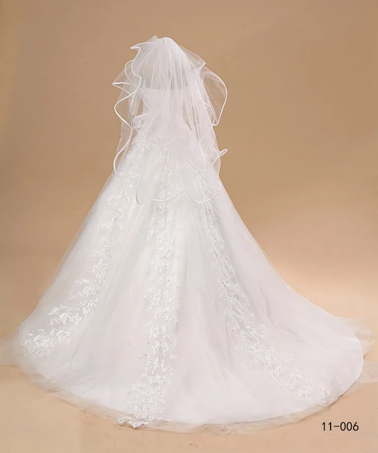 2022 Kvinnor Elegant 4 Lager Tulle Vit Bröllopsslöjor Ribbon Edge Wedding Accessories Bridal Veil med kam