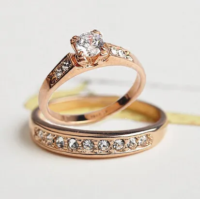 レディース女性のための4ピースのファッション結婚指輪18KゴールドメッキCzダイヤモンドラインストーンリングシミュレートダイヤモンドリングとクリスタル