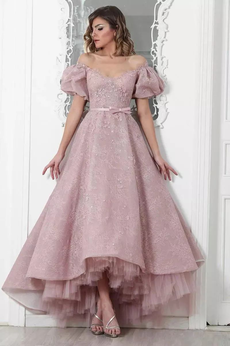 Vestido De Noche Con Hombros Descubiertos Y Enagua Manga Corta