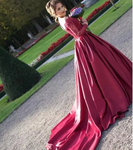 2017 Rouge Dentelle Sheer De L'épaule À Manches Longues Robes De Mariée Élégant Élastique Soie Comme Satin Arabe Dubaï Robes De Mariée EN8237