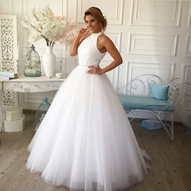 Elegante abito da sposa bianco con collo alto e collo alto Abiti da ballo economici Tulle senza schienale Corpetto in cristallo Sweep Train Abito da sposa stile country da giardino