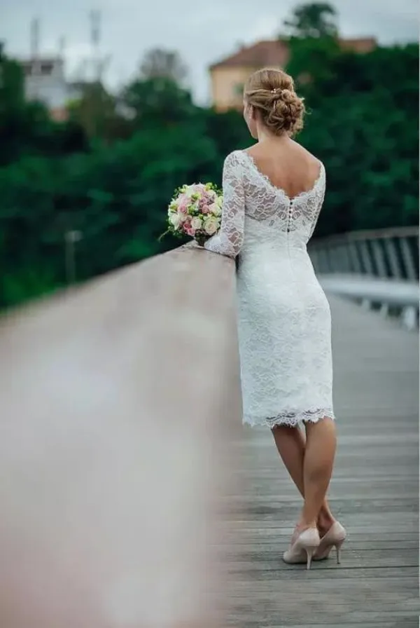 2019 Abito da sposa corto al ginocchio in pizzo vintage 2019 Scollo trasparente Abiti da sposa economici su misura la spiaggia di campagna con maniche Illusion