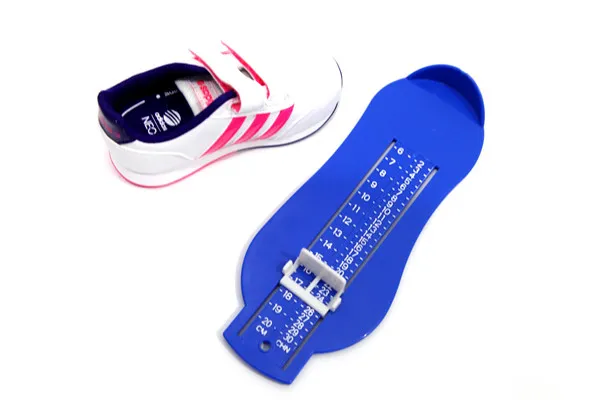 Quantité de pieds, artefact de chaussures pour enfants, mesure précise des pieds de bébé longs, chaussures pour enfants nécessaires. Outils de mesure