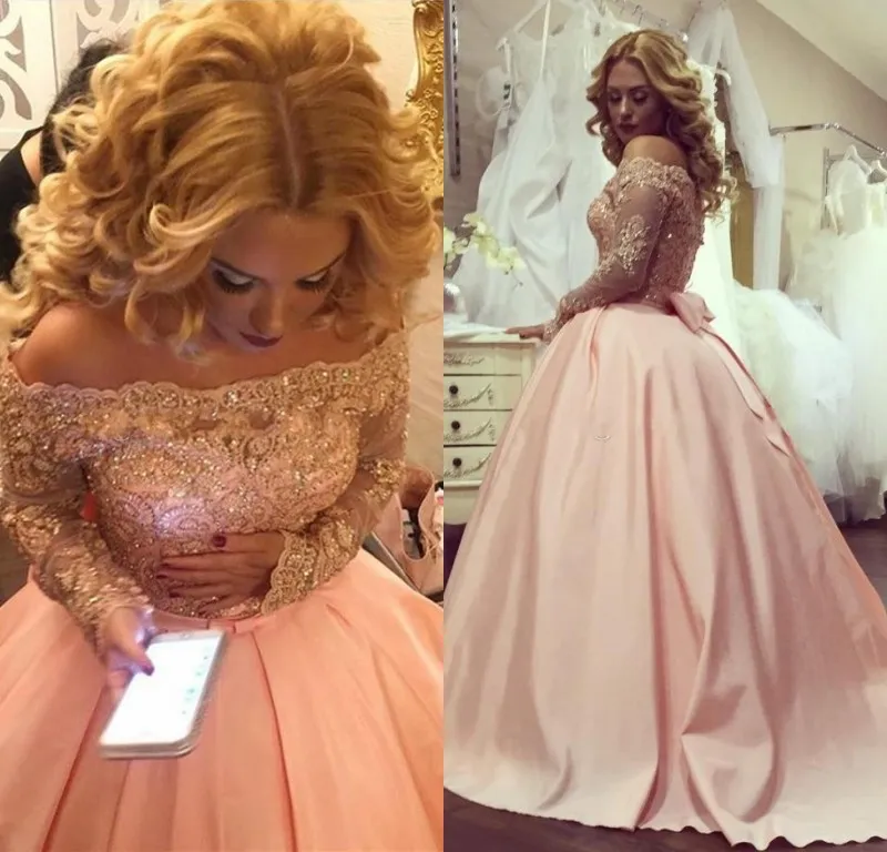 2020 New Pink Luxury Quinceanera Ball Gown Abiti con spalle scoperte Pizzo con perline di cristallo Maniche lunghe Sweet 16 Sashes Bow Party Dress Abiti da ballo