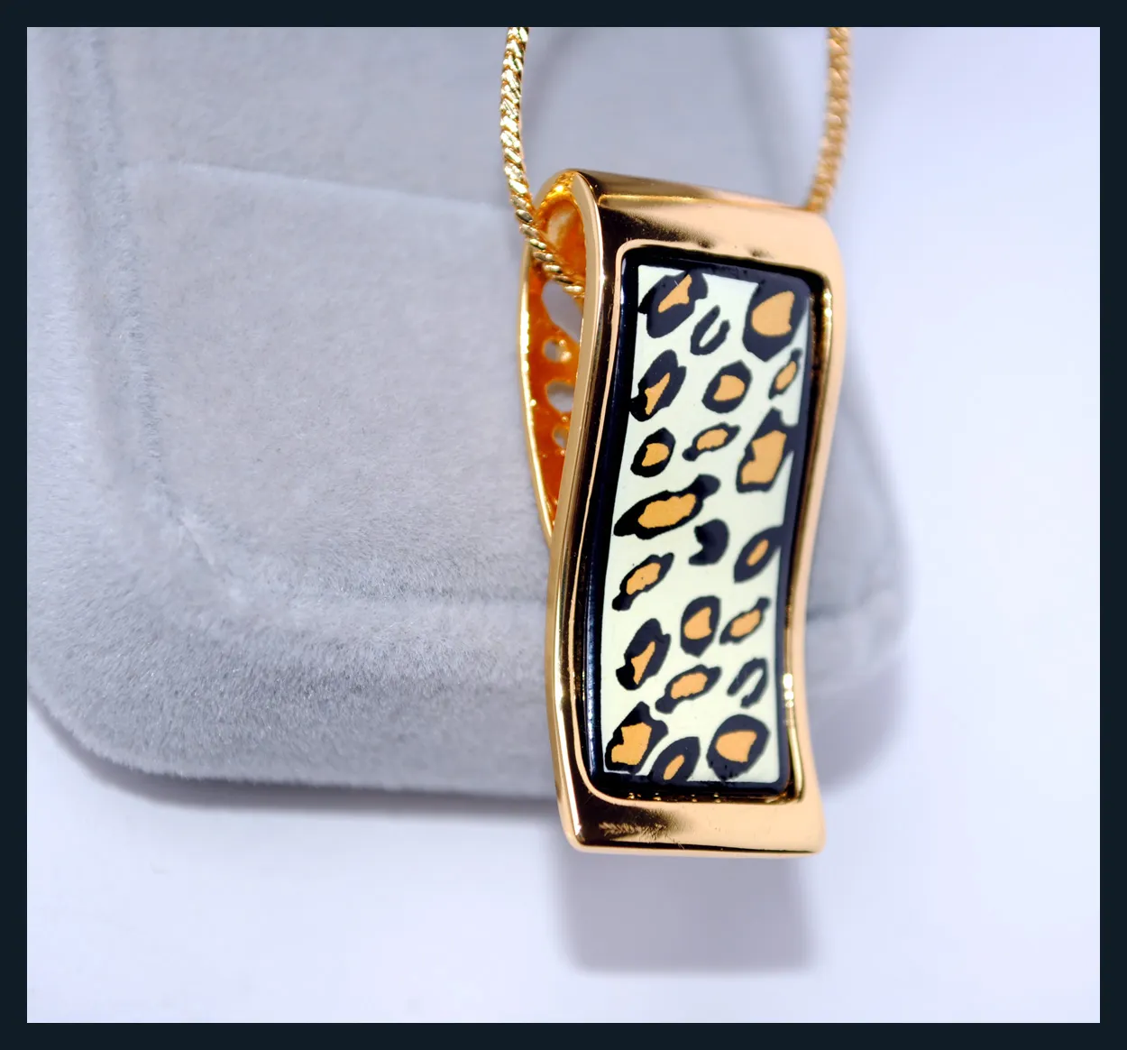 Collares de la serie Leopard Collares de esmalte chapado en oro de 18 quilates para mujer Collares con forma de "S" de alta calidad Collar de mujer de diseño