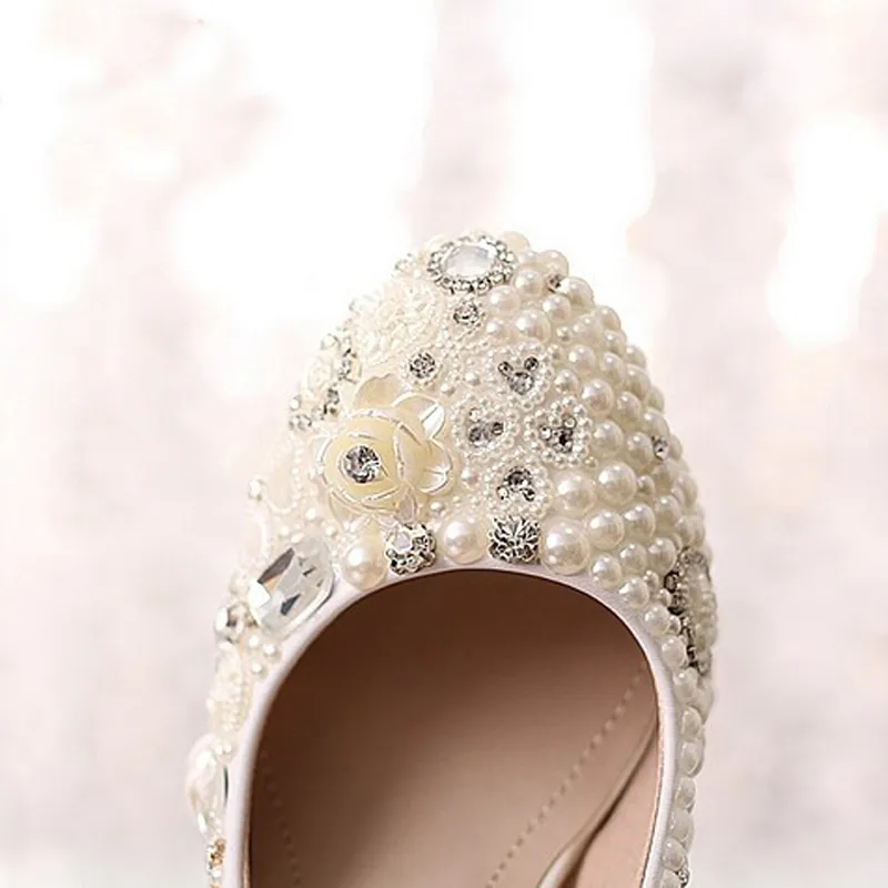 Disegni eleganti fatti a mano da donna scarpe bianche da damigella d'onore tacco 4 pollici scarpe da sposa scarpe da ballo feste di celebrazione
