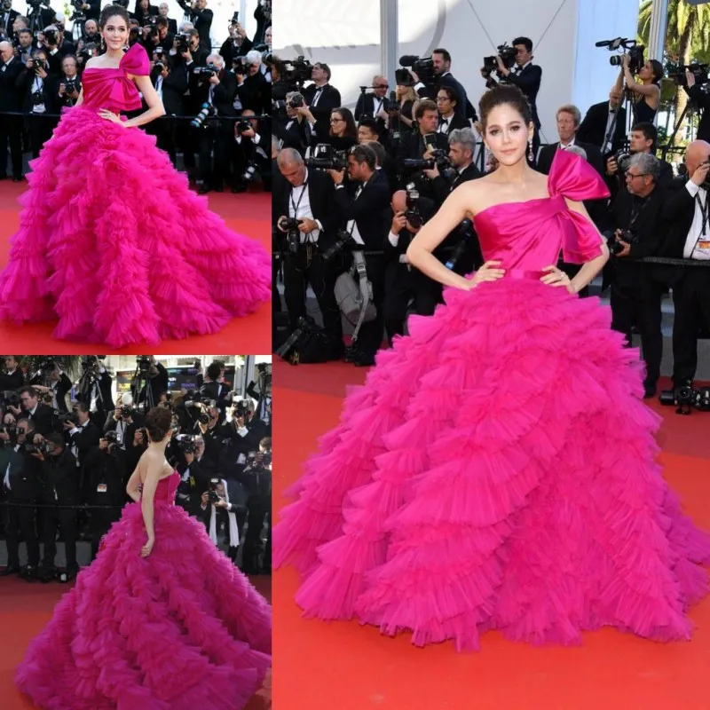 Fushia Suknia Balowa Celebrity Suknie 2018 Sexy Bez Ramiączek Ruffles Tulle Prom Dresses Wielowarstwowa Piętro Długość Wieczór Vestidos Pageant Dress