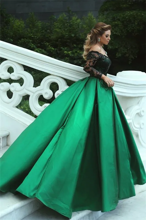 2019 Bedövning Arabisk Prom Klä av axeln Emerald Green Aftonklänningar Svart Sequined Appliques Långärmade Formella Klänningar