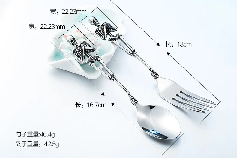 Set di forchette cucchiai da zuppa in acciaio al titanio retrò Set di stoviglie occidentali di alta qualità in acciaio inossidabile con posate di Halloween vintage con scheletro di teschio freddo