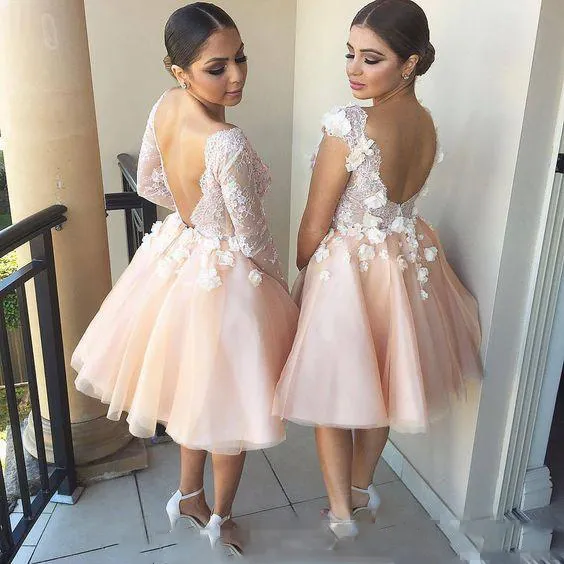 Ljus Organza Puffy Short Bridesmaid Dresses 4 Olika Stil Prom Party Gowns Lace Applique Långärmade Baklösa Maid of Honor Dresses