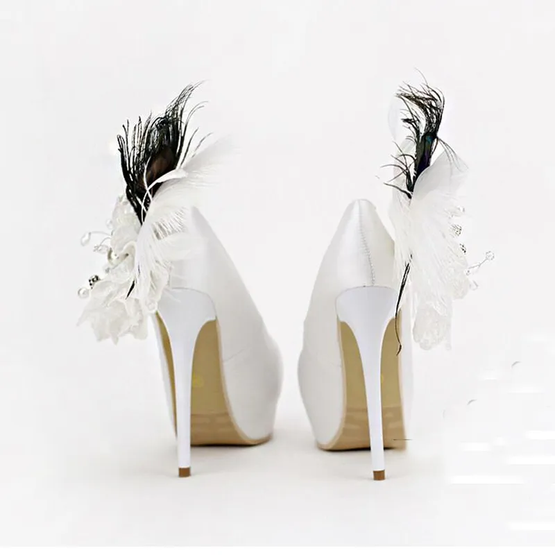 Applicazioni di lusso e piume Tacchi alti da donna Scarpe da sposa in raso bianco Piattaforma con tacco da 5,5 pollici Scarpe la madre della sposa