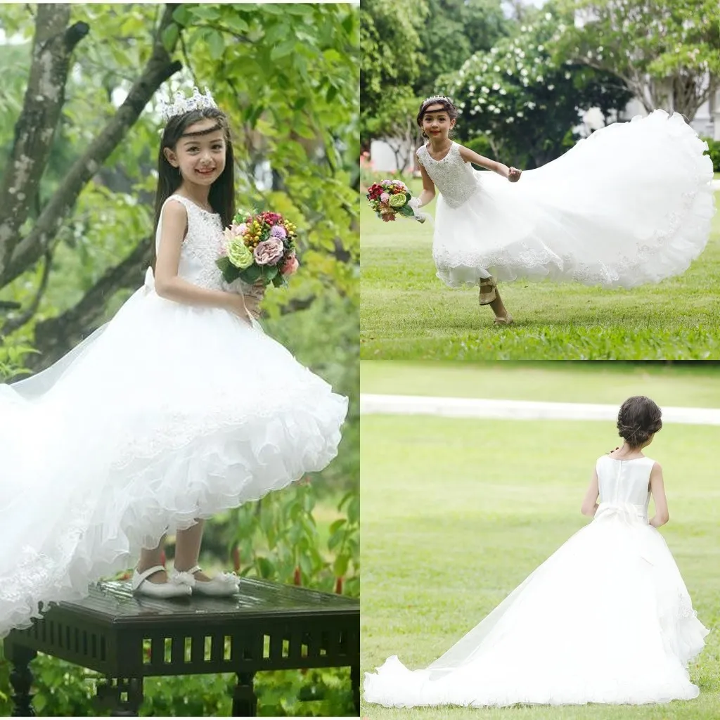 Gorgeous Long Train Flower Girl Dresses 2017 Vit Lace Applique High Low Girls Pageant Gowns Tulle Ruffles Kid Formell Vit för Bröllop