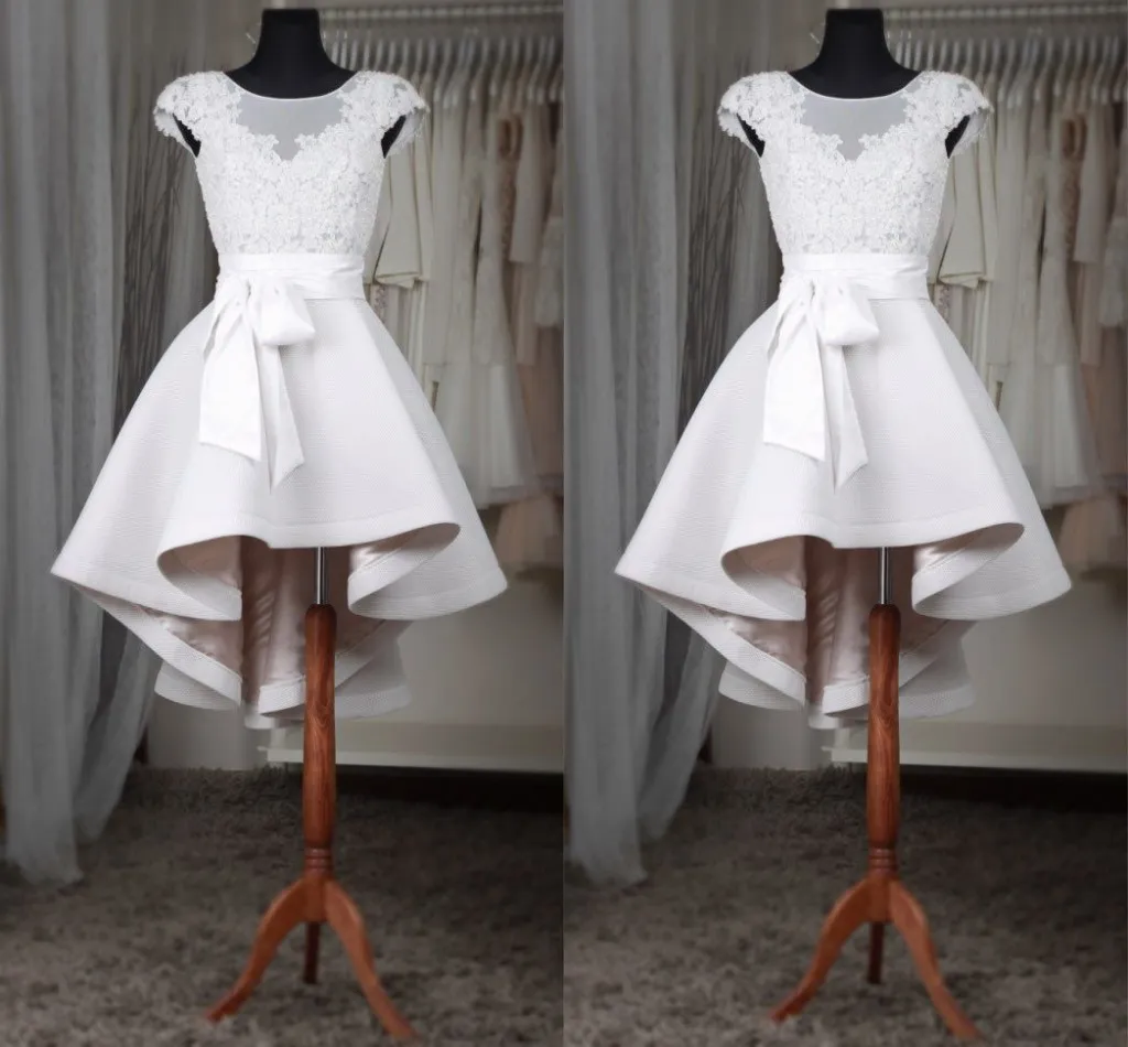 Białe Krótkie Sukienki Homecoming Sheer Neck Cap Rękawy Aplikacje Koronki Satynowe Custom Made High Low Prom Dresses Szybka Wysyłka